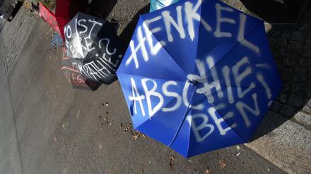 Diesen Schirm hatten Protestierende am Ort der Mahnwache (Ecke Scharnweberstraße) befestigt. 