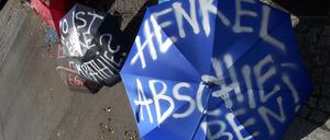 Diesen Schirm hatten Protestierende am Ort der Mahnwache (Ecke Scharnweberstraße) befestigt.