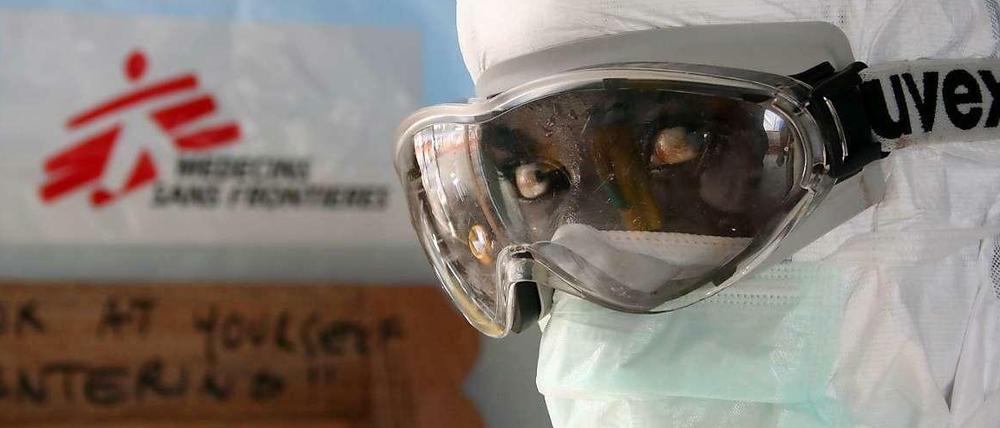 Ein Mitarbeiter von Ärzte ohne Grenzen/Medecins Sans Frontieres (MFS) in Schutzkleidung vor dem Ebola- Zentrum der Hilfsorganisation in Monrovia, Liberia.