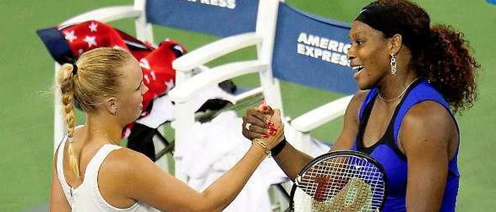 Serena Williams (r.) und Caroline Wozniacki nach dem Halbfinale der US Open 2011.