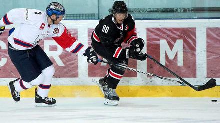 Den Eisbären um James Sharrow (l.) droht in der Champions Hockey League ein frühes Ausscheiden.