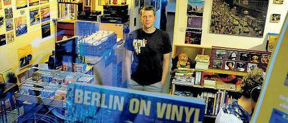 Bernd Leyon (hier in seinem Laden „Musik Department“ in Prenzlauer Berg) hat ein Faible für Schallplatten mit Berlin-Covern.