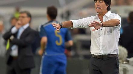 Auseinander! Joachim Löw während des Spiels gegen Argentinien.