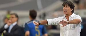 Auseinander! Joachim Löw während des Spiels gegen Argentinien. 