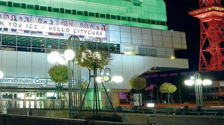 Bühne frei fürs MusICCal. Das Kongresszentrum am Funkturm ist stillgelegt und glitzert nachts nur außen – drinnen soll irgendwann auch mal wieder Glamour einziehen.