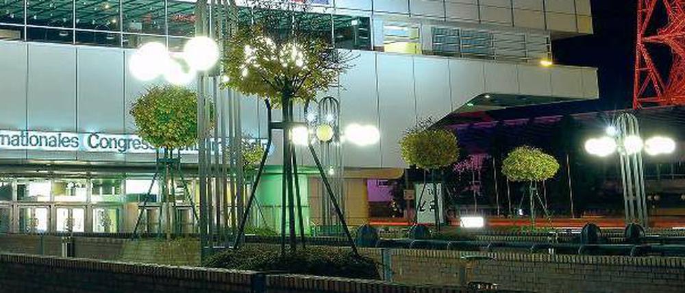 Bühne frei fürs MusICCal. Das Kongresszentrum am Funkturm ist stillgelegt und glitzert nachts nur außen – drinnen soll irgendwann auch mal wieder Glamour einziehen.