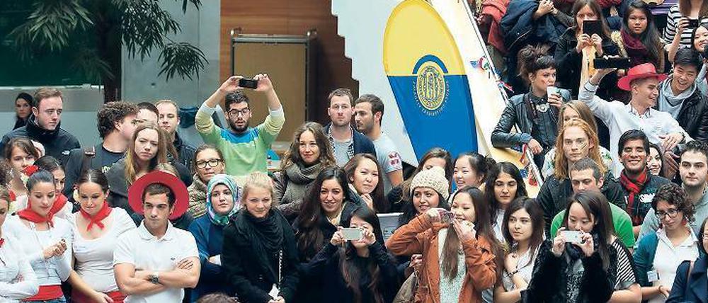 Bunte Mischung. In den kommenden Jahren will die EU den Anteil der Erasmus-Studierenden verdoppeln. An deutschen Unis bleiben derzeit oft Plätze frei. Im Bild Studierende beim „International Day“ an der Viadrina-Universität in Frankfurt (Oder).