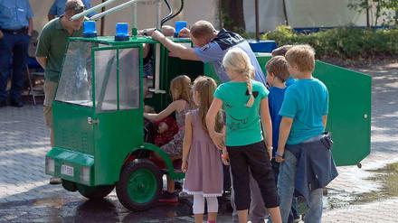 Für den Fall, dass ein paar Nachwuchs-Autonome vorbeigekommen wäre, war vorgesorgt: Die Polizei zeigte Kindern einen Mini-Wasserwerfer.