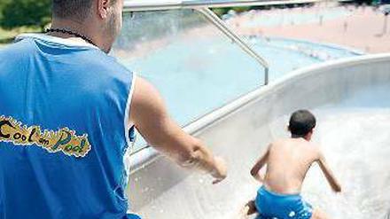 Friedlich rutschen. Kein Allheilmittel, aber schon mal ein Anfang: Konfliktlotsen der Initiative „Cool am Pool“ .