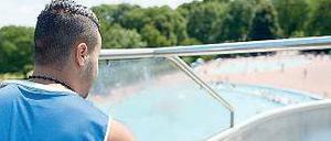 Friedlich rutschen. Kein Allheilmittel, aber schon mal ein Anfang: Konfliktlotsen der Initiative „Cool am Pool“ . 