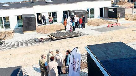 Dänisches Vorzeigeprojekt. Nicht weit von Kopenhagen hat das Wohnungsunternehmen Boligselskabet Sjælland 50 Häuser und einen Gemeinschaftsbau errichtet. Die Besonderheit ist ein ambitionierter Effizienzstandard mit einer kompletten Dichtigkeit des Hauses, einem Belüftungssystem, Photovoltaik und einer erdgekoppelten Wärmepumpe sowie Regenrückhaltebecken. Bisher nur auf dem Papier hat Longlife – eine Initiative aus vier EU-Mitgliedsstaaten aus dem Ostseeraum – auch ein Projekt für Potsdam entwickelt.