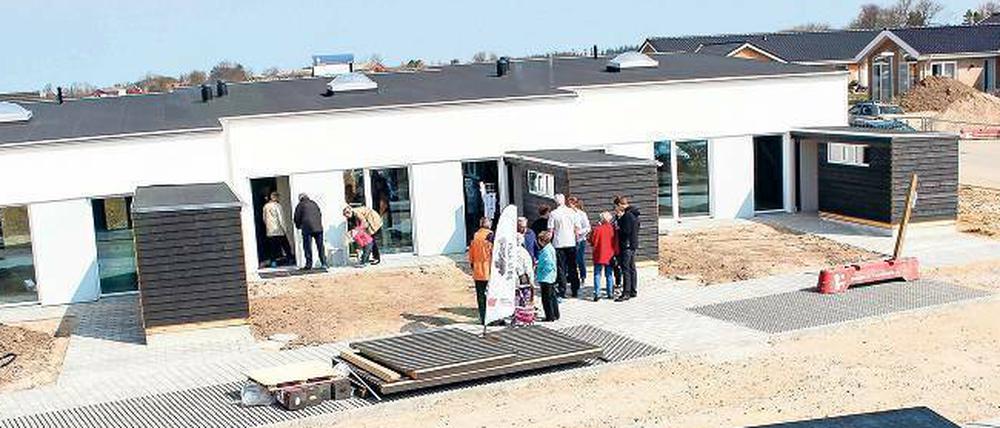 Dänisches Vorzeigeprojekt. Nicht weit von Kopenhagen hat das Wohnungsunternehmen Boligselskabet Sjælland 50 Häuser und einen Gemeinschaftsbau errichtet. Die Besonderheit ist ein ambitionierter Effizienzstandard mit einer kompletten Dichtigkeit des Hauses, einem Belüftungssystem, Photovoltaik und einer erdgekoppelten Wärmepumpe sowie Regenrückhaltebecken. Bisher nur auf dem Papier hat Longlife – eine Initiative aus vier EU-Mitgliedsstaaten aus dem Ostseeraum – auch ein Projekt für Potsdam entwickelt.