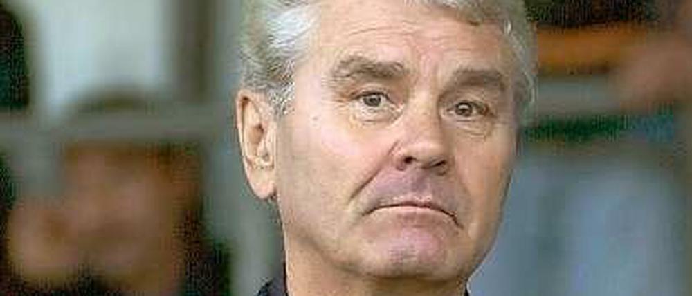 Wolfgang Wruck, früherer DDR-Fußballnationalspieler und Abwehrstratege des 1. FC Union Berlin, aufgenommen am 05.10.2003 im Stadion an der Alten Försterei.