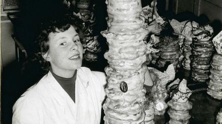 Ursula Kantelberg mit ihrem Baumkuchen als 16-Jährige. Bis vor kurzem war sie Chefin des Café Buchwald.