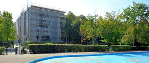 Ungewisse Zukunft. Das Max-Planck-Gymnasium in Mitte wird derzeit saniert; dennoch soll es nach den Plänen des Bezirks geschlossen werden.