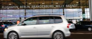 Immer im Kreis herum. Viele Autofahrer:innen scheuen die Gebühren für Kurzzeitparker am BER.