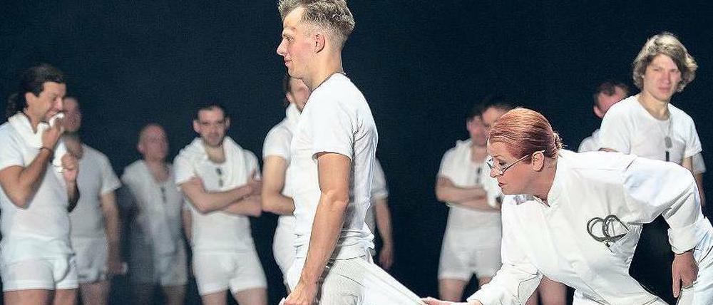 Musterung. Peter Miklusz als Woyzeck und Traute Hoess als Närrin in Leander Haußmanns Inszenierung.