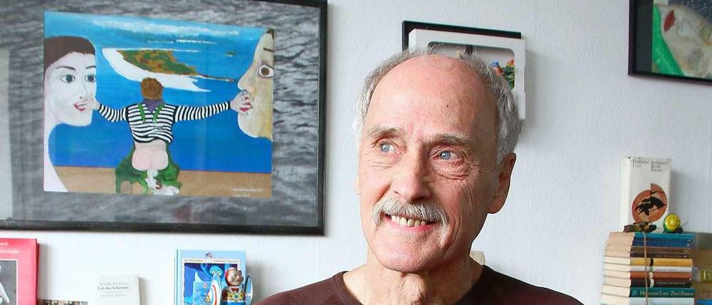 40 Jahre war Klaus Schaalburg Bademeister im Columbiabad in Neukölln. Daneben habe er immer schon gezeichnet. In seiner Wohnung kann man das sehen, überall hängen seine Bilder. Hier finden Sie den dazugehörigen Artikel.