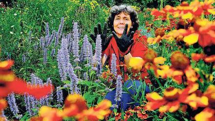 Versunken im Blumenmeer. Gabriele Holst kümmert sich darum, dass der Tiergarten wieder blüht.