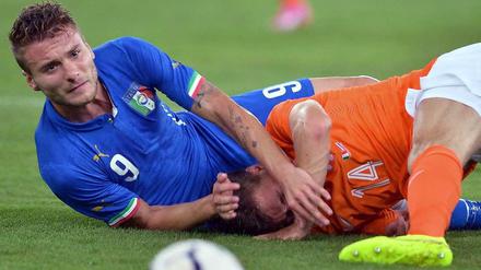 Ciro Immobile (l.) im Zweikampf mit Hollands Gregory Van der Wiel.