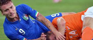 Ciro Immobile (l.) im Zweikampf mit Hollands Gregory Van der Wiel.