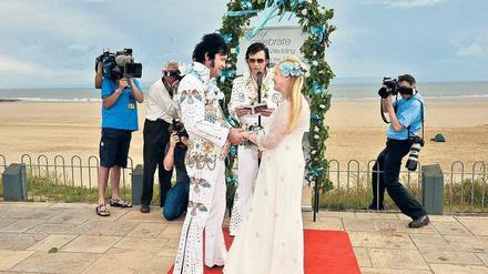 Das Heiraten im Ausland wird immer beliebter - wie z.B. sich in Las Vegas zu trauen. Was für richtig Prominente nicht mehr infrage kommt, steht bei Elvis-Imitatoren und ähnlich Unsterblichen weiterhin hoch im Kurs. 
