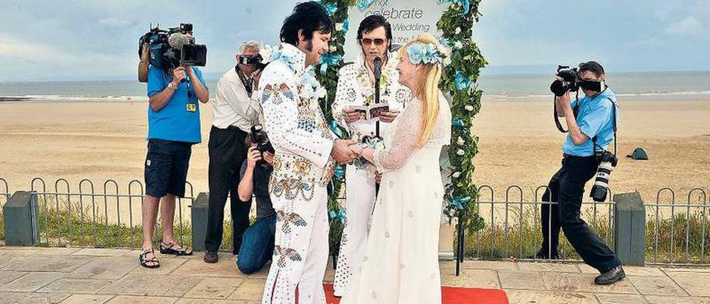 Das Heiraten im Ausland wird immer beliebter - wie z.B. sich in Las Vegas zu trauen. Was für richtig Prominente nicht mehr infrage kommt, steht bei Elvis-Imitatoren und ähnlich Unsterblichen weiterhin hoch im Kurs. 