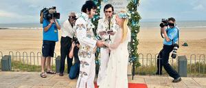 Das Heiraten im Ausland wird immer beliebter - wie z.B. sich in Las Vegas zu trauen. Was für richtig Prominente nicht mehr infrage kommt, steht bei Elvis-Imitatoren und ähnlich Unsterblichen weiterhin hoch im Kurs. 