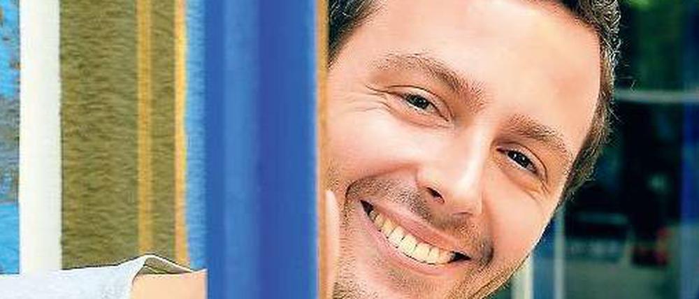 E-Books? Nein danke. Sebastian Guggolz in seinem Ladenbüro in der Gustav-Müller-Straße in Schöneberg 