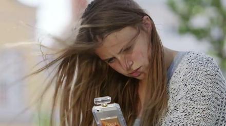 In die Handfläche eingewachsen: 80 Prozent der Jugendlichen besitzen ein Smartphone und sind damit quasi rund um die Uhr erreichbar.