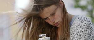 In die Handfläche eingewachsen: 80 Prozent der Jugendlichen besitzen ein Smartphone und sind damit quasi rund um die Uhr erreichbar.