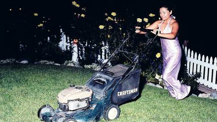 Fein machen. Für korrekt gemähten Rasen machen US-Amerikaner viel – hier eine Frau in Kalifornien.