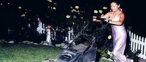 Fein machen. Für korrekt gemähten Rasen machen US-Amerikaner viel – hier eine Frau in Kalifornien.