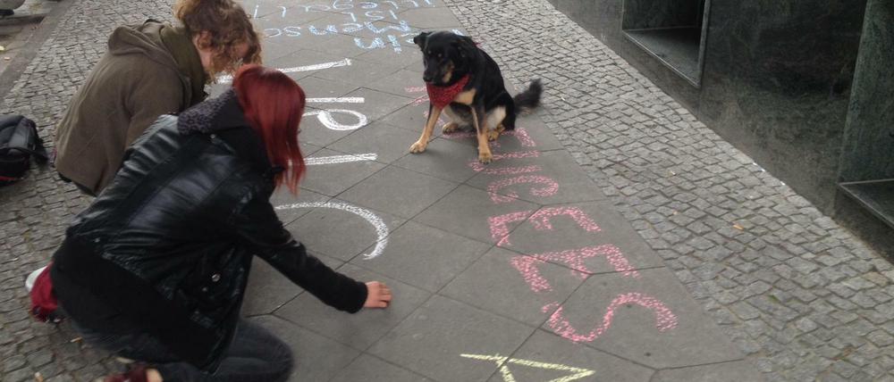 Mutmacher. Hier malen Unterstützer ihre Solidaritätsbekundungen auf den Gehweg vor dem Hostel in der Gürtelstraße, das war Dienstag vor einer Woche. Jetzt wurde die Mahnwache 100 Meter weiter verlegt, damit sich die Leute da unten und die auf dem Dach nicht womöglich gegenseitig hochschaukeln.