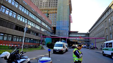 Polizeieinsatz vor der Charité in Mitte. 