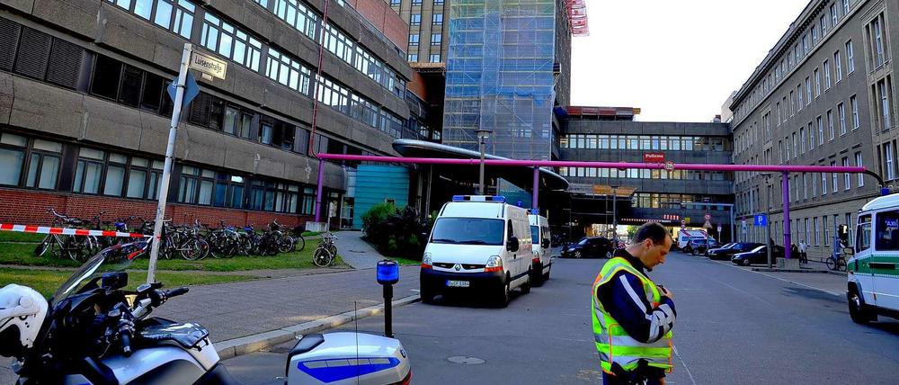 Polizeieinsatz vor der Charité in Mitte. 