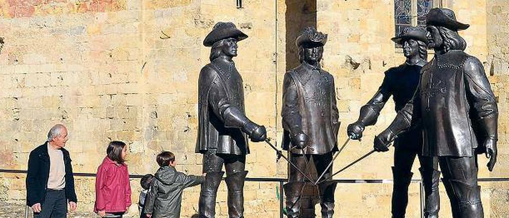 „Einer für alle, alle für einen.“ Den vier legendären Musketieren aus dem 17. Jahrhundert begegnet man in Überlebensgröße vor der Kathedrale von Condom.