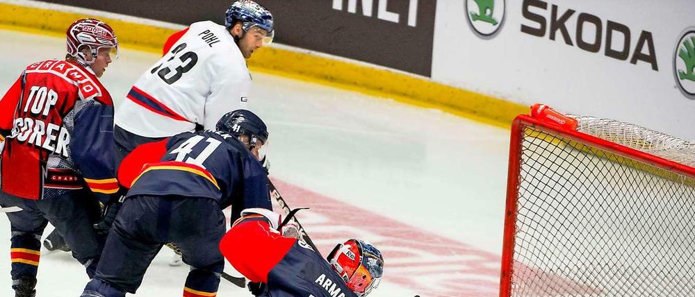 Petr Pohl sicherte den Eisbären im Penaltyschießen den Sieg. 