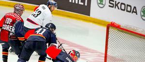 Petr Pohl sicherte den Eisbären im Penaltyschießen den Sieg. 