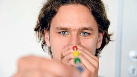 Augenmuskeltrainig. Was der Autor da in der Hand hält, ist eine so genannte Brockschnur: Man konzentriert sich auf die bunten Kugeln und lernt dabei, etwas mit beiden Augen synchron zu fixieren. Fotos: Doris Spiekermann-Klaas