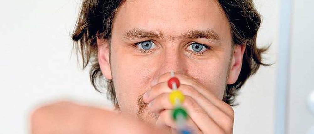 Augenmuskeltrainig. Was der Autor da in der Hand hält, ist eine so genannte Brockschnur: Man konzentriert sich auf die bunten Kugeln und lernt dabei, etwas mit beiden Augen synchron zu fixieren. Fotos: Doris Spiekermann-Klaas