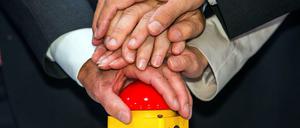 Der Norden soll brummen. Eine dieser Hände gehört Erwin Sellering, dem Ministerpräsidenten von Mecklenburg-Vorpommern. Hier eröffnet er ein Kaffeekapselwerk. Demnächst folgt der Wirtschaftsgipfel Russland-Tag.