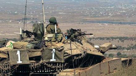 Auf Posten: Israelische Soldaten beobachten das Grenzgebiet zu Syrien.