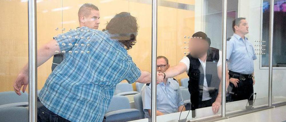 Hand drauf. Marco G. begrüßt im Düsseldorfer Gericht den Mitangeklagten Koray D. (links).