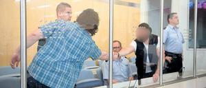 Hand drauf. Marco G. begrüßt im Düsseldorfer Gericht den Mitangeklagten Koray D. (links).