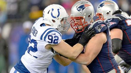 Es geht los! Björn Werner (li.) von den Indianapolis Colts mit Nate Solder von den New England Patriots. 