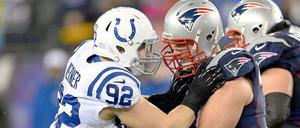 Es geht los! Björn Werner (li.) von den Indianapolis Colts mit Nate Solder von den New England Patriots.