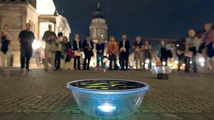 Zur Langen Nacht der Religionen gehörte auch ein interreligiöses Friedensgebet am Gendarmenmarkt.