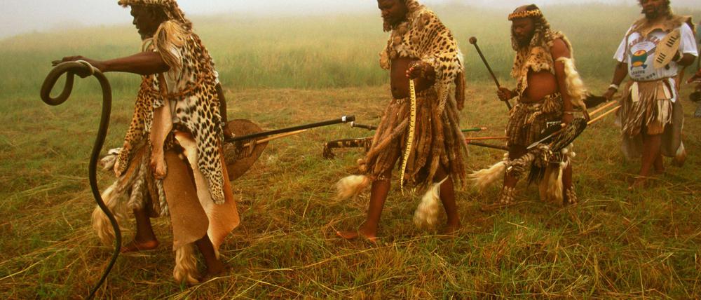 Sangomas der Zulu bei einer feierlicher Zeremonie. Auch im Internet sind sie inzwischen vertreten.