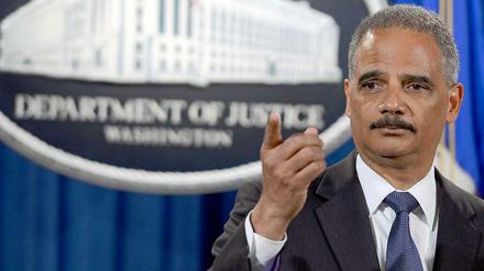 Der amerikanische Justizminister Eric Holder will wissen, warum das Vertrauen in die Polizei in Ferguson so gering ist. Deshalb hat er nun Ermittlungen angekündigt, die die gesamte 53-köpfige Polizeistation am Stadtrand von St. Louis in den Blick nehmen sollen. 